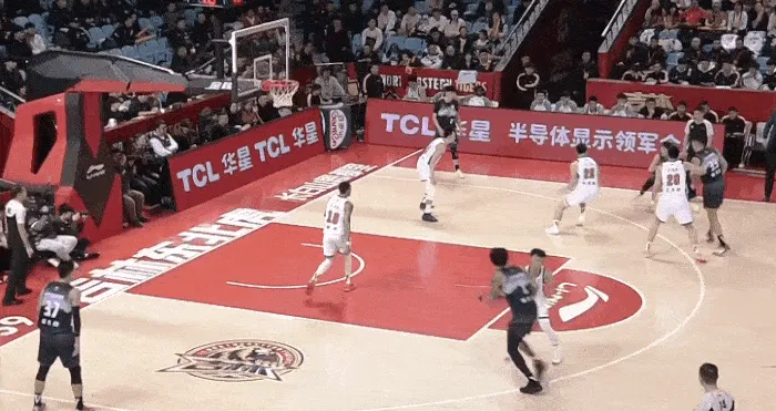 开云体育-姜伟泽使出超远距离双后撤步，再接上下步抛投打进得分有效