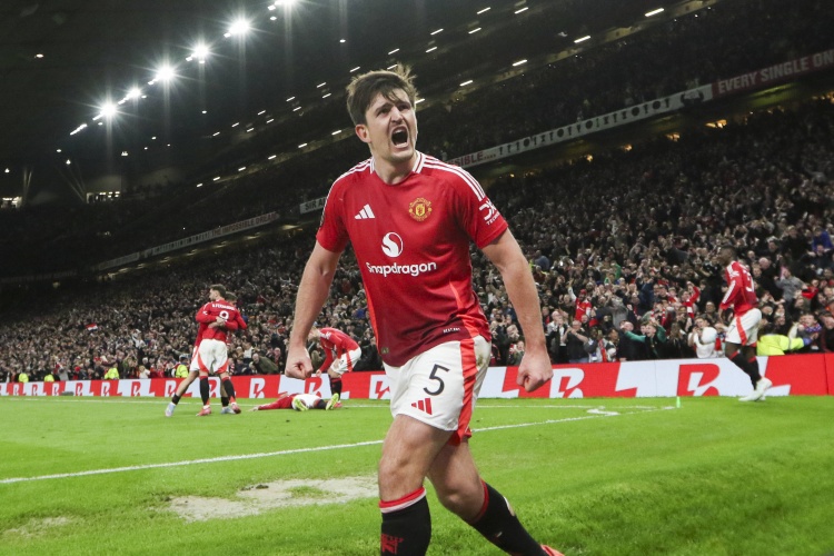 开云平台-降薪近一半！英媒：曼联考虑开两年周薪10万镑合同，马奎尔愿考虑