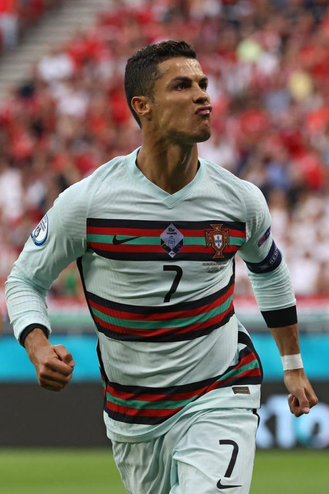 开云官网-梅开二度 破多项纪录 当选比赛最佳 C罗谢队友